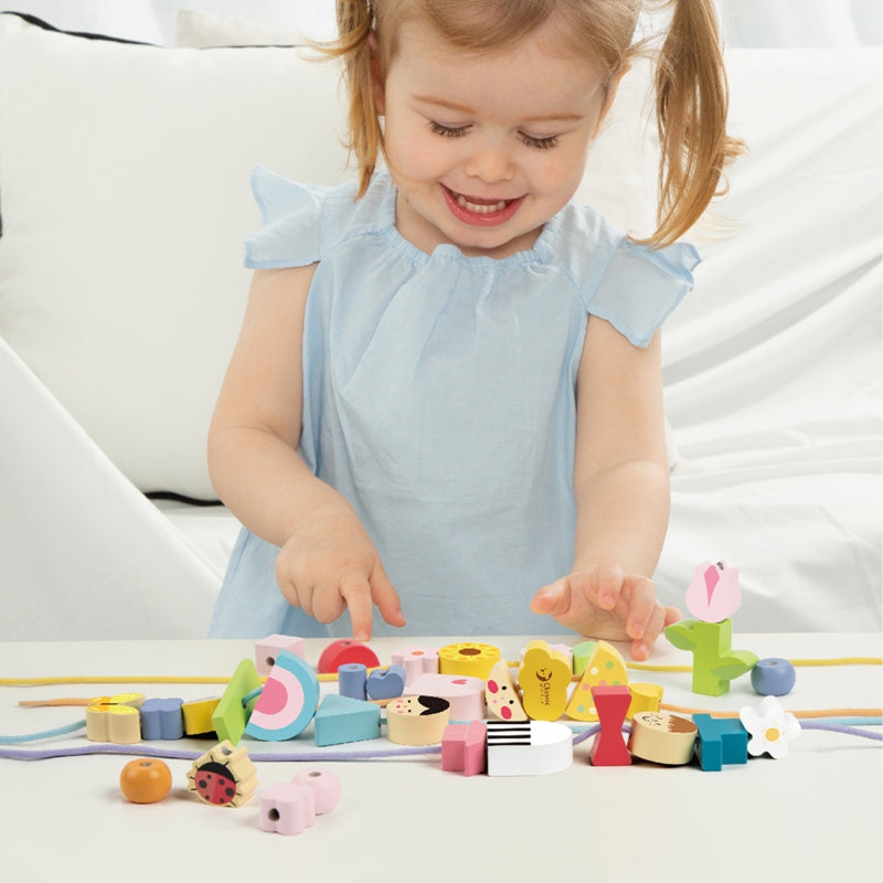 CLASSIC WORLD Houten Rijgblokken Kleren Kinderen - 73 stuks