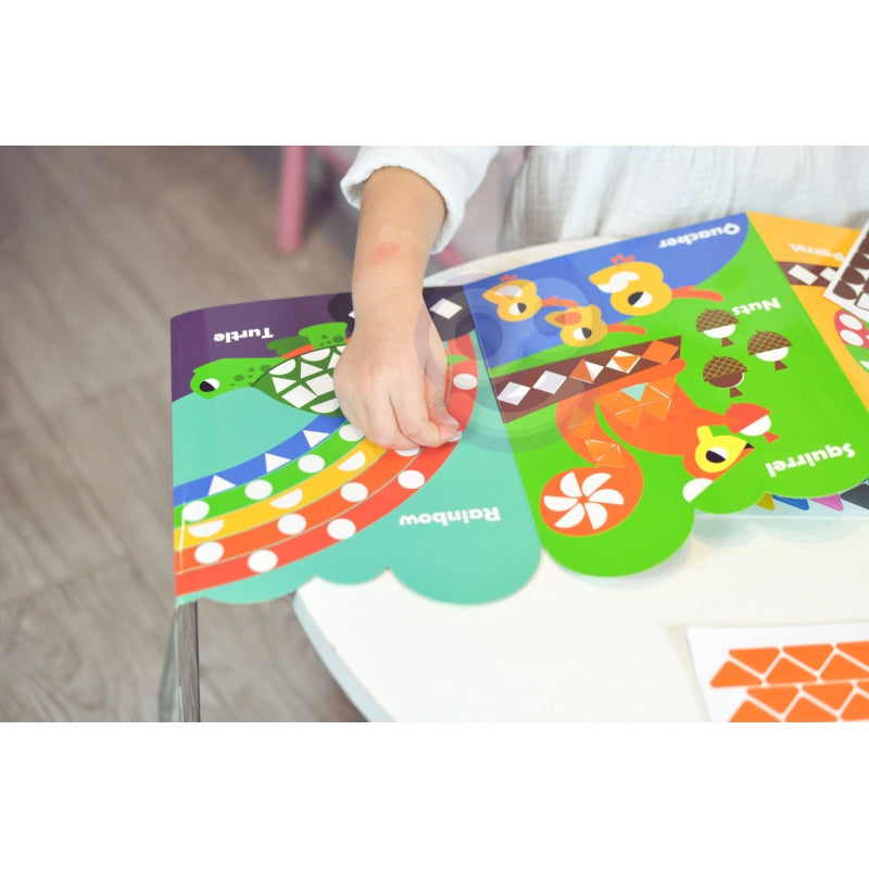 WOOPIE ART&FUN Sticker boek Dieren - Plakboek 504 stuks - Vorm- en Kleurenmatch  (Engelstalig)