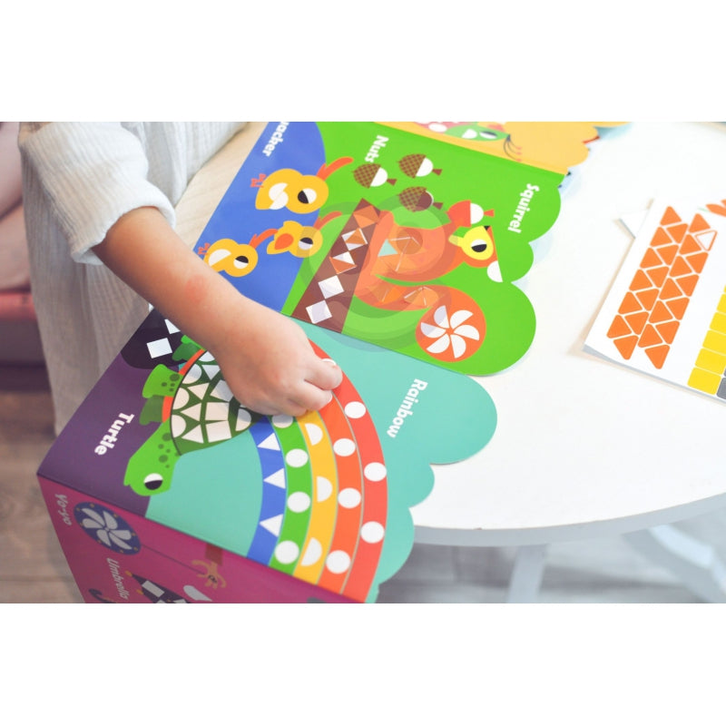 WOOPIE ART&FUN Sticker boek Dieren - Plakboek 504 stuks - Vorm- en Kleurenmatch  (Engelstalig)