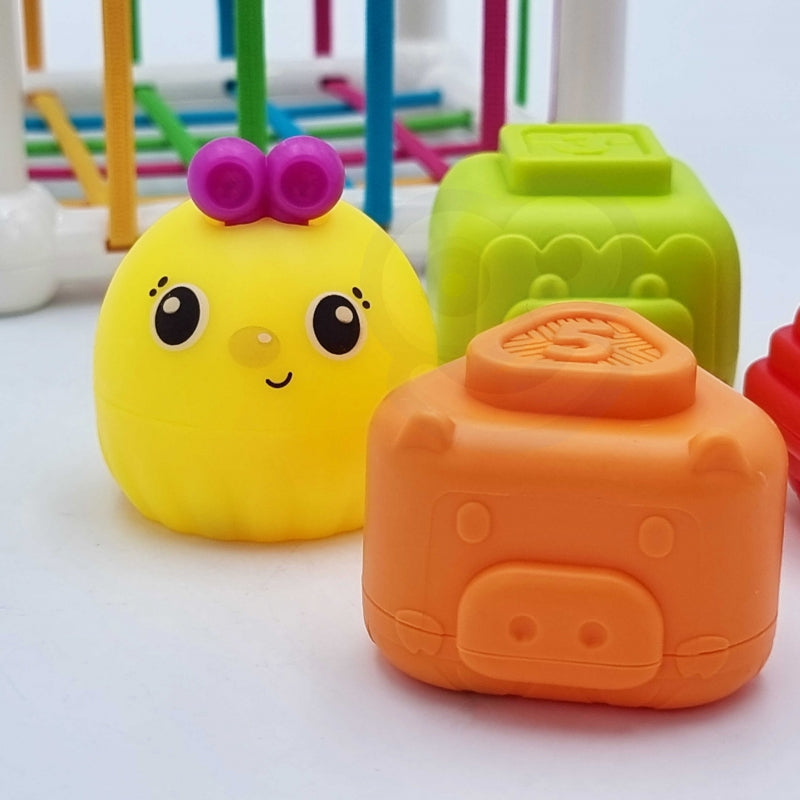 WOOPIE BABY Flexibele Sensorische Kubus - Sorteer dieren + Rammelaar 7 stuks